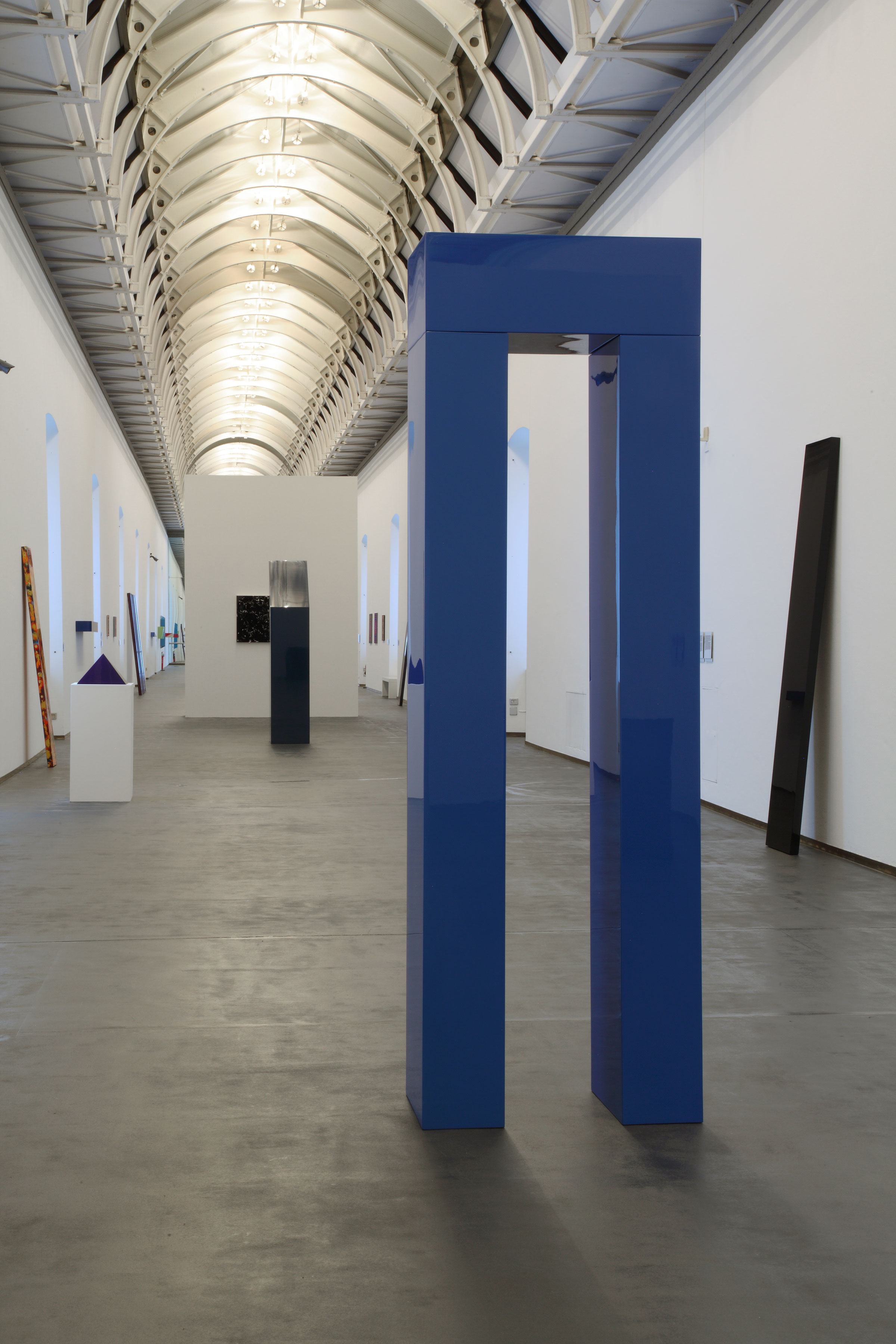John McCracken, Blue Post and Lintel I, 1965
